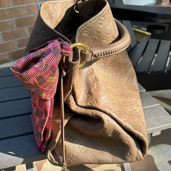 Authentic Louis Vuitton artsy - Picture 9 of 15